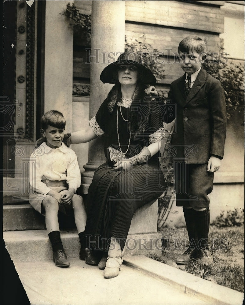 1924 Hadans Gustaf Weidel with kids Jack and Lewis - Historic Images