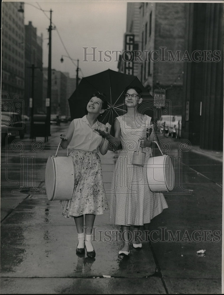 1955 Press Photo Linda Kayse and Dolores Young. - Historic Images