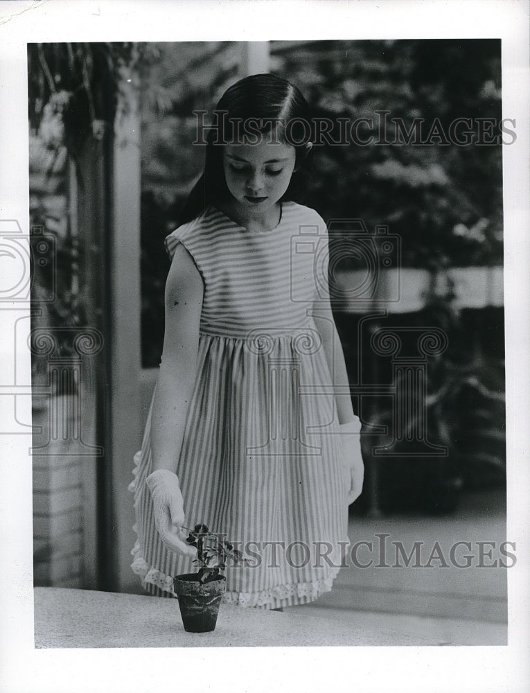 1963 Press Photo little girl modeling an apron dress for spring season 1963 - Historic Images