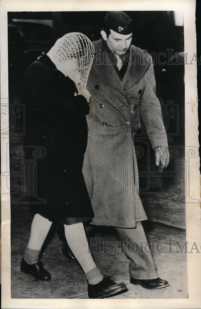 1946 Press Photo Capt. &amp; Mrs. Aaron Gore Sr., Parents of Boy Killing Policeman - Historic Images