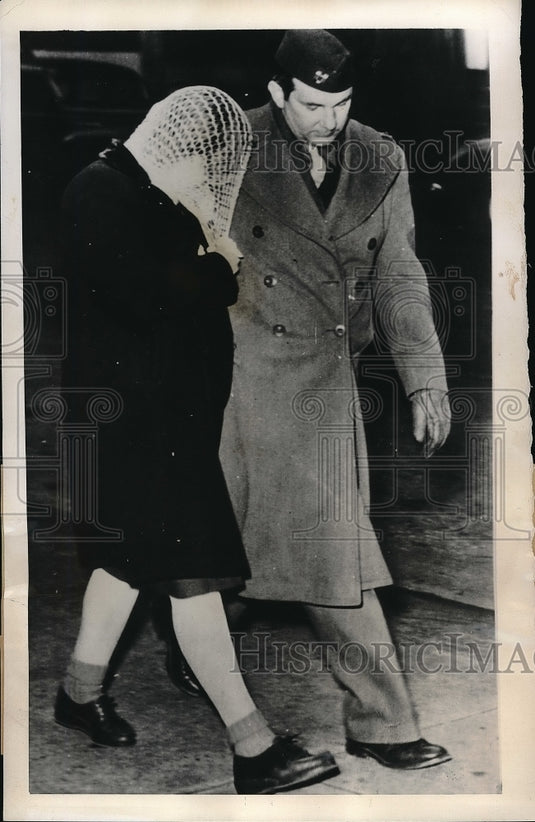 1946 Press Photo Capt. & Mrs. Aaron Gore Sr., Parents of Boy Killing Policeman - Historic Images