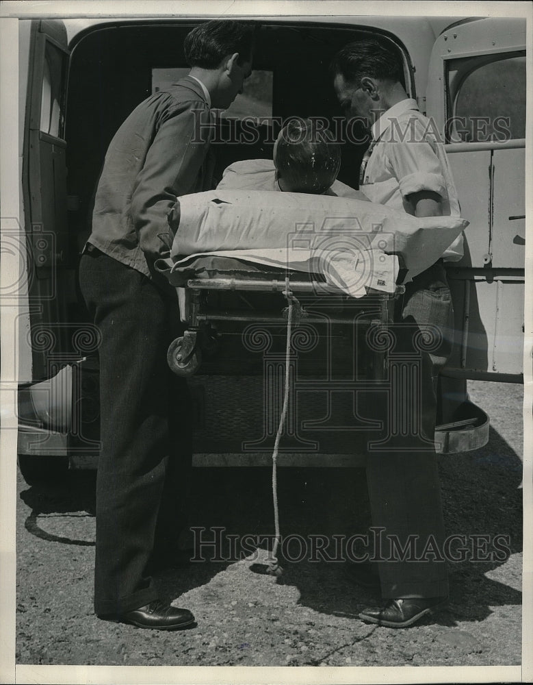 1940 Press Photo Man goes inside the Ambulance in Georgia Hospital.-Historic Images