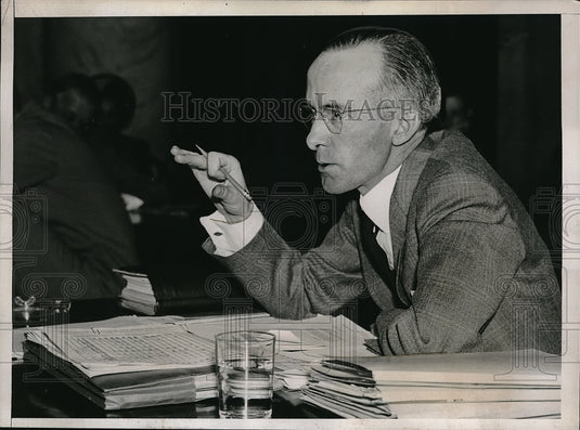 1938 Press Photo C. L. Finch of the US Bureau of Agricultural Economics as he - Historic Images