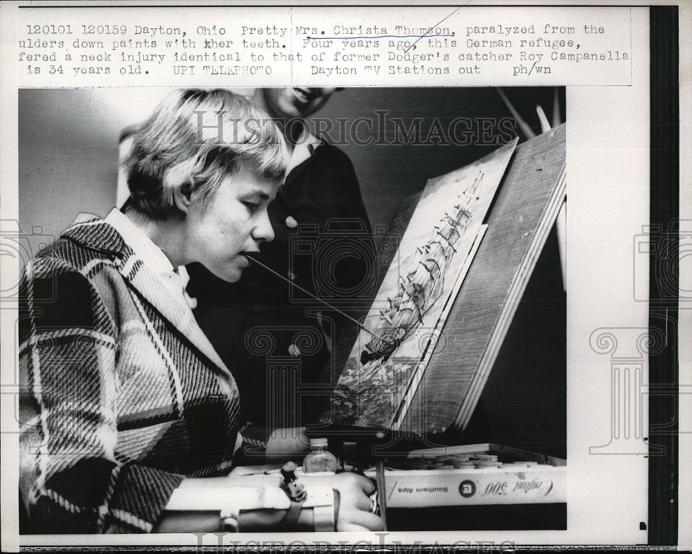 1959 Press Photo Mrs Christa Thomson Paints with Her Teeth She is Paralyzed-Historic Images