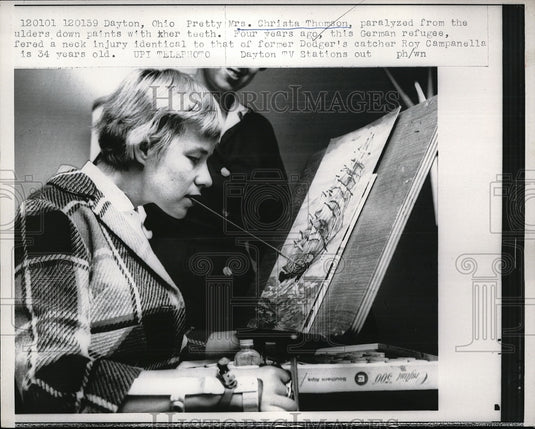 1959 Press Photo Mrs Christa Thomson Paints with Her Teeth She is Paralyzed-Historic Images