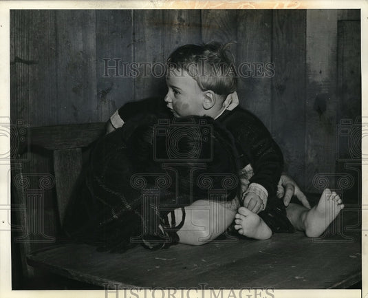 1936 Press Photo A young child & his pet dog-Historic Images