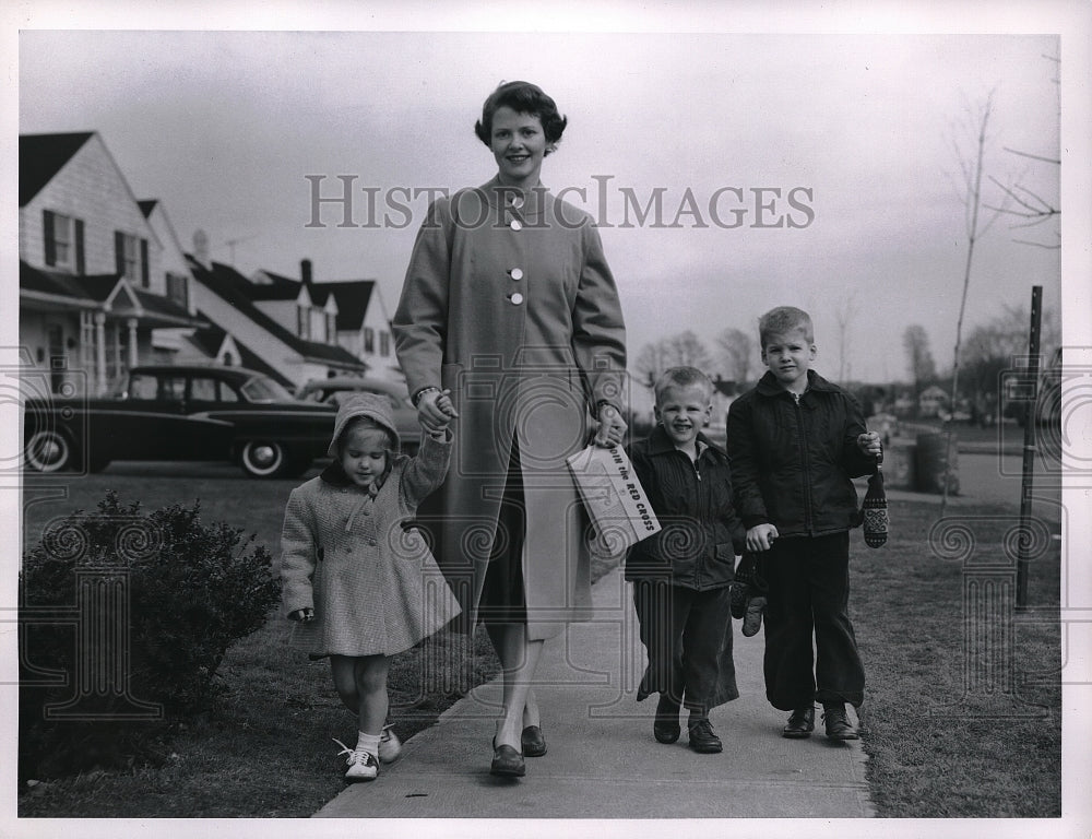 1957 Press Photo Red Cross of Cleveland. Mrs Augsburger &amp; kidsJane, John, David - Historic Images