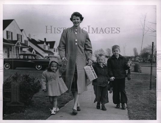 1957 Press Photo Red Cross of Cleveland. Mrs Augsburger & kidsJane, John, David - Historic Images