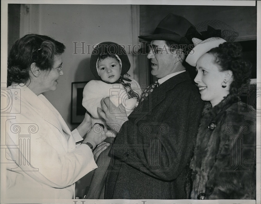 1946 Press Photo Mr &amp; Mrs Henry Hackman &amp; Judy at Baltimore, Md for operation-Historic Images