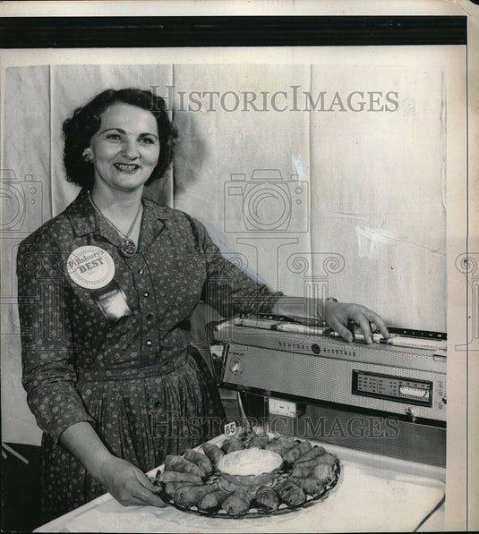 1958 Mrs. Don DeVault shows off her award winning "Spicy Apple Tarts - Historic Images