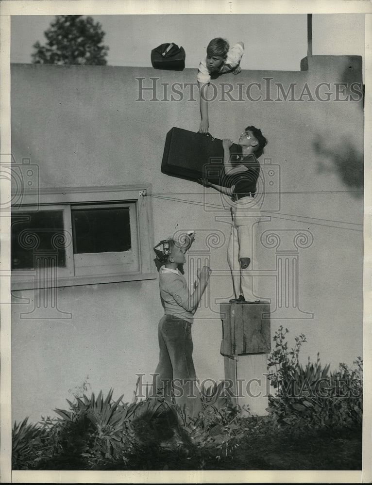 1936 3 Sleuths find bandits loot suitcase after gun battle near home - Historic Images