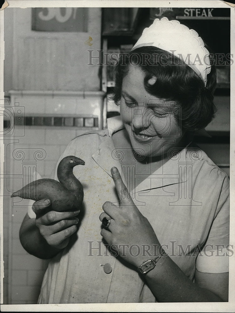 1931 Press Photo Erna Wright of San Francisco with Sweet Potato Looks Like Duck - Historic Images