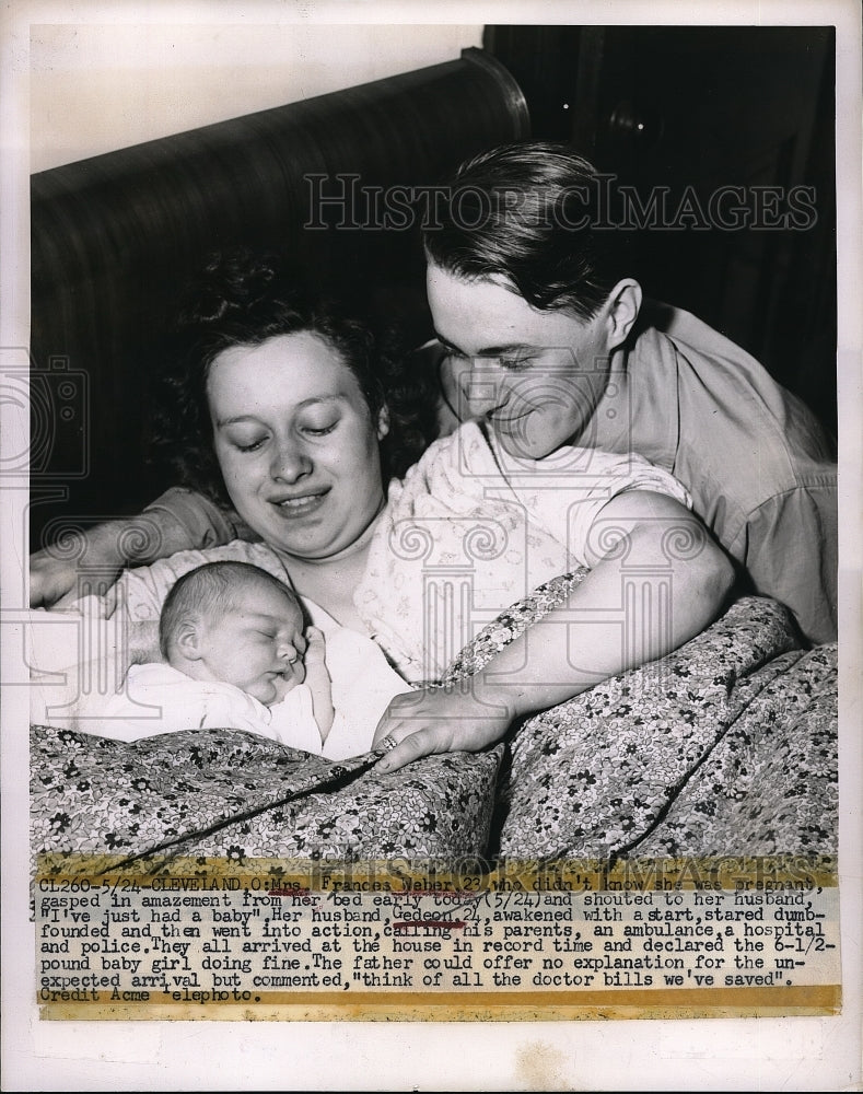 1945 Press Photo Frances Weber, Gedeon husband and baby - Historic Images