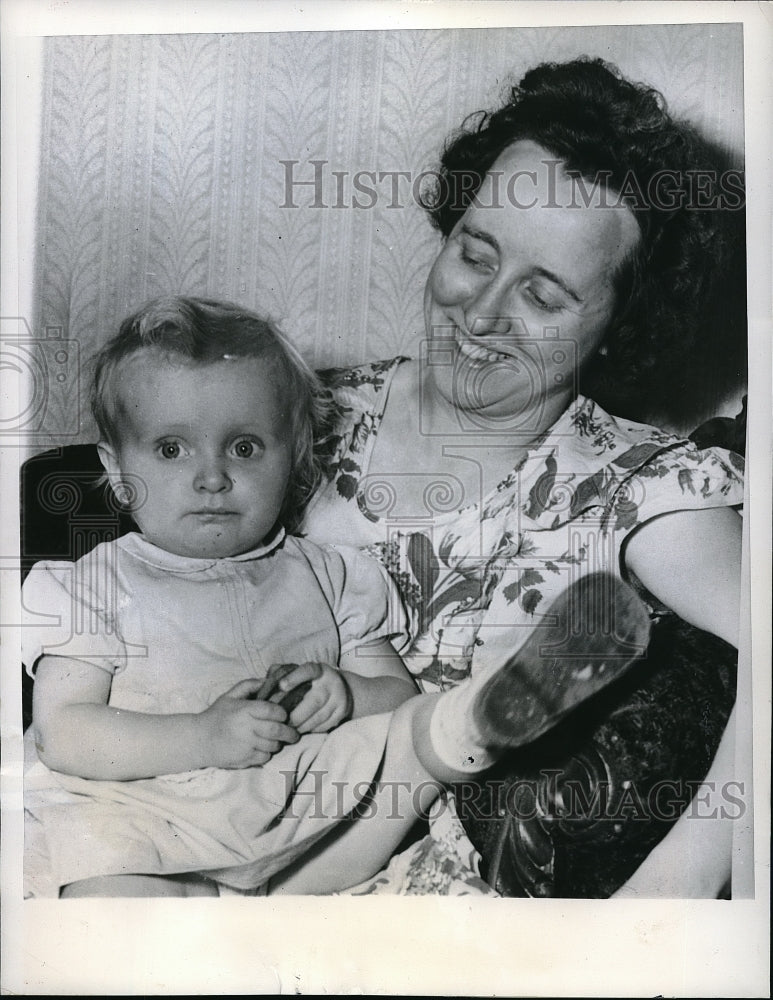 1948 Press Photo Jean Doornbos Rests With Her Mother After Being Rescued-Historic Images