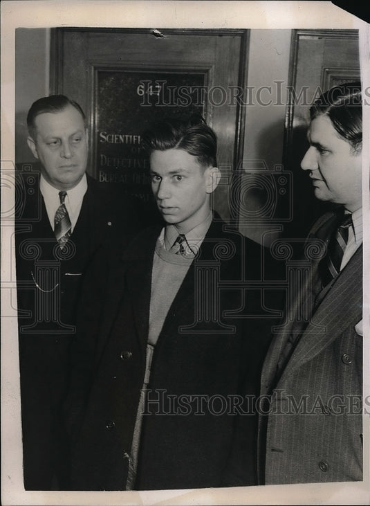 1940 Press Photo John Kurzawa in custody of Detroit Det Sgt Rose - Historic Images