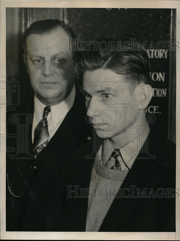 1940 Press Photo John Kurzawa in custody of H Ulnich in Detroit murder case - Historic Images