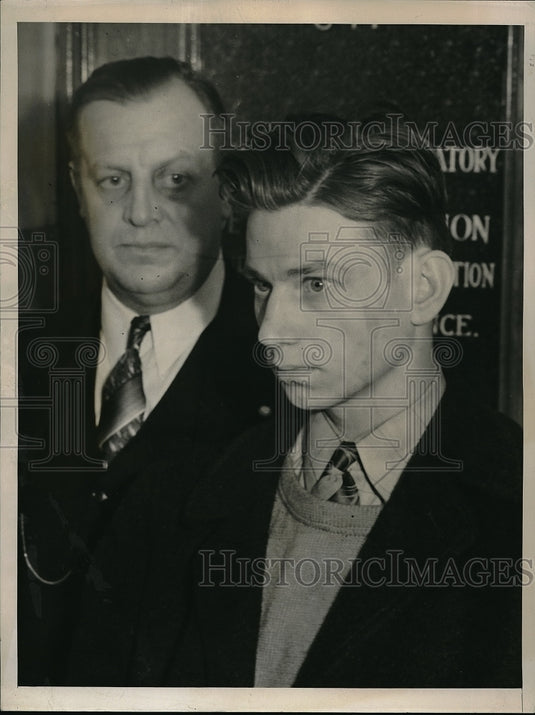 1940 Press Photo John Kurzawa in custody of H Ulnich in Detroit murder case - Historic Images