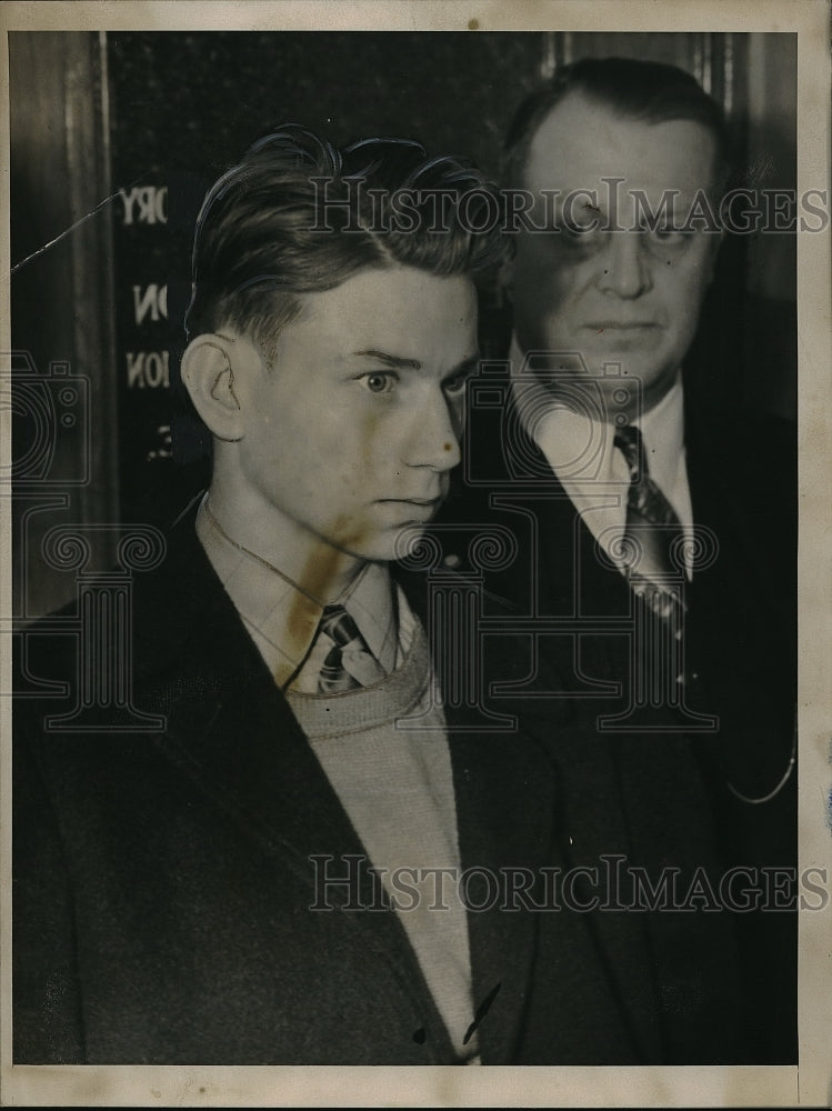 1940 Press Photo John Kurzawa in custody of H Ulnich in Detroit murder case-Historic Images