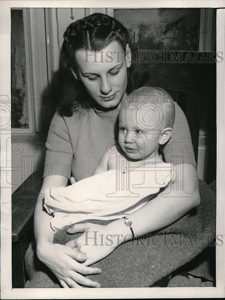 1946 Press Photo Mrs Glade Soudder &amp; Baby Judy Lynn - Historic Images