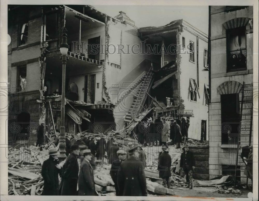 1933 Press Photo View Of Crowd Gathered In Front Of John Di Silvestro&#39;s Building - Historic Images