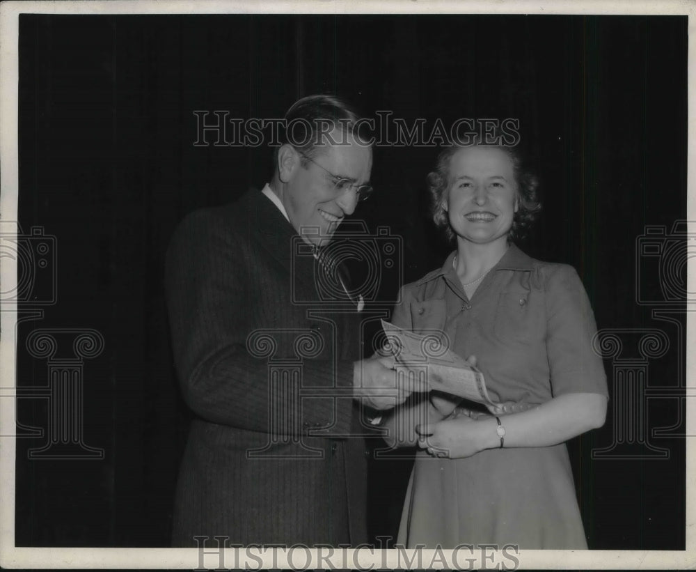 1942 Press Photo W.H. Oaerfmer and Esther Nroms - Historic Images