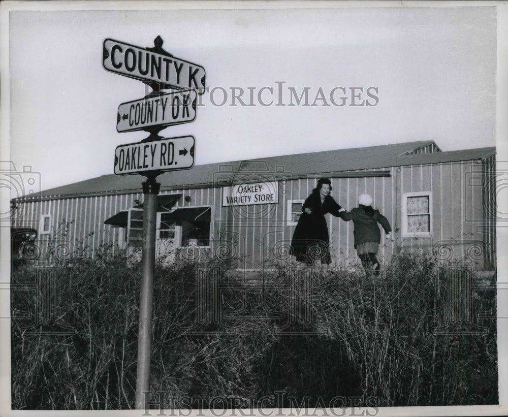 1960 Press Photo Florence Leighton &amp; Daughter Laura Dale in Front of Their Stor-Historic Images