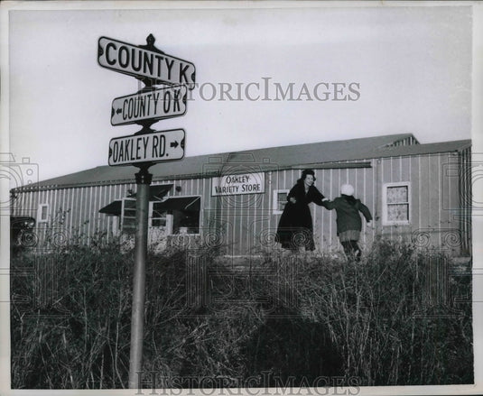 1960 Press Photo Florence Leighton & Daughter Laura Dale in Front of Their Stor-Historic Images