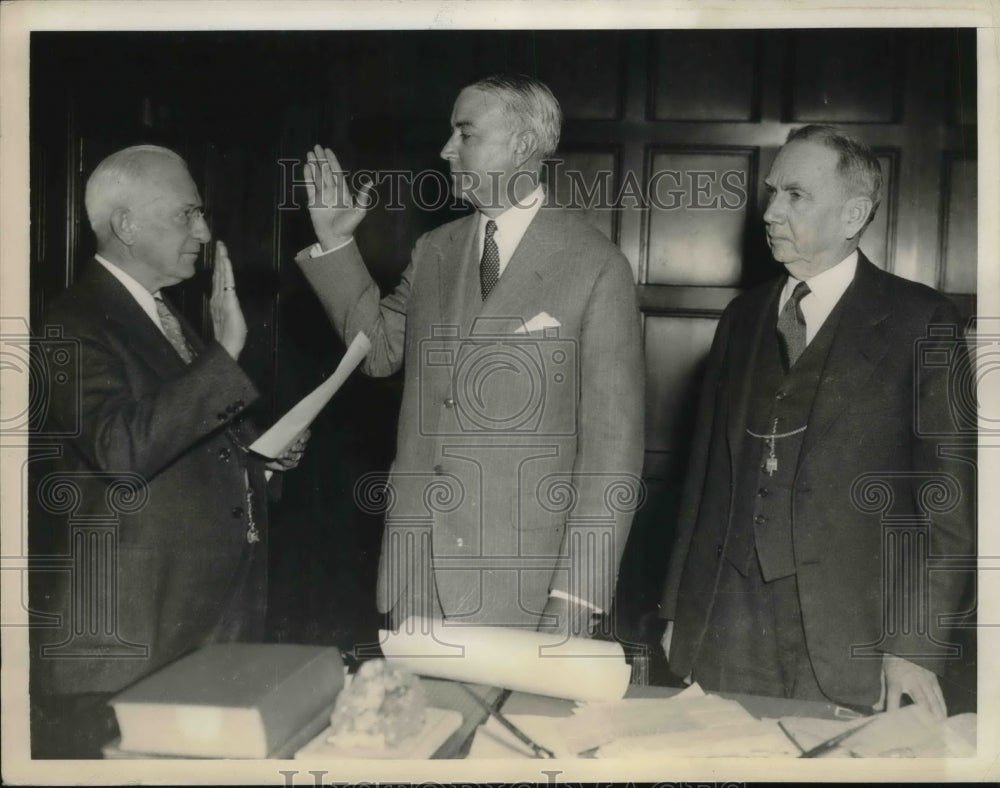 1935 Press Photo EW Libbey Chief Dept Clerk Swearing In Ernest Draper-Historic Images