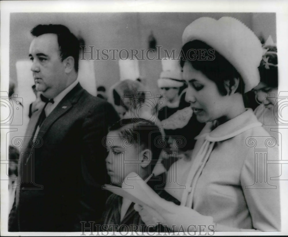 1967 Press Photo Mr. and Mrs. Frank Hayes with their son Frankie Hayes at church - Historic Images