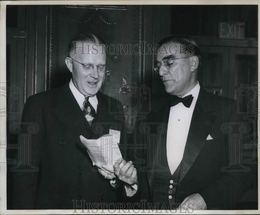 1945 Press Photo H.F. Hodgkins pres. Lipe-Rollway Corporation with Ira Mosher - Historic Images