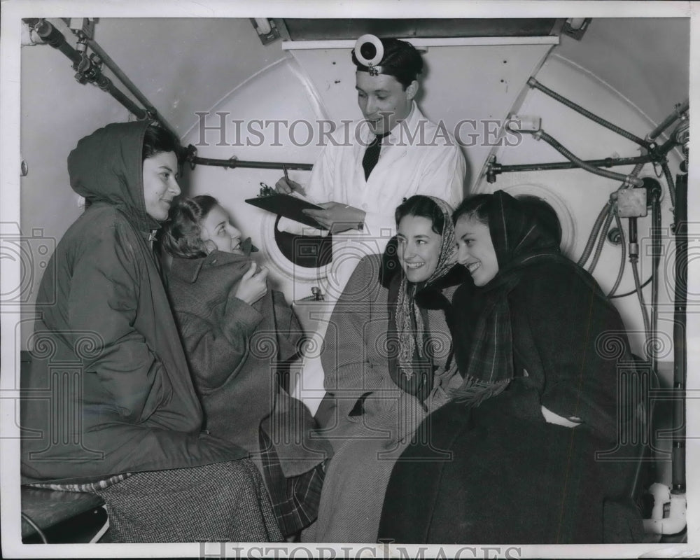 1956 Press Photo Co-Eds at Univ. of Ill. in test to find cause of common Colds. - Historic Images