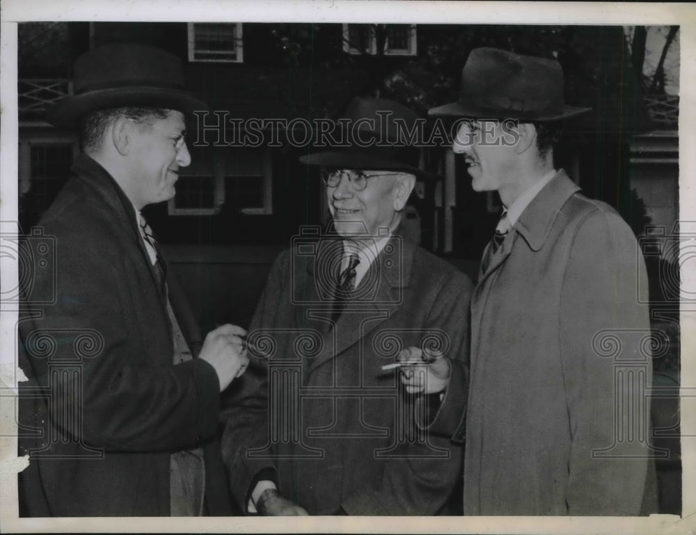 1943 Press Photo City Treasurer Frank J.O&#39;Brien talked with two Lawyers.-Historic Images