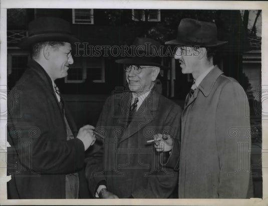 1943 Press Photo City Treasurer Frank J.O'Brien talked with two Lawyers.-Historic Images