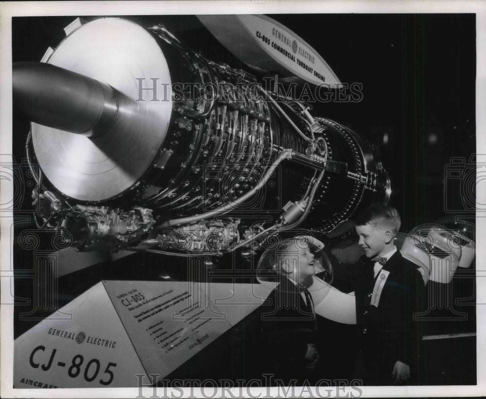 1958 Press Photo James and Carey Owens, 4 and 6 year old GE Share ownersm try on-Historic Images