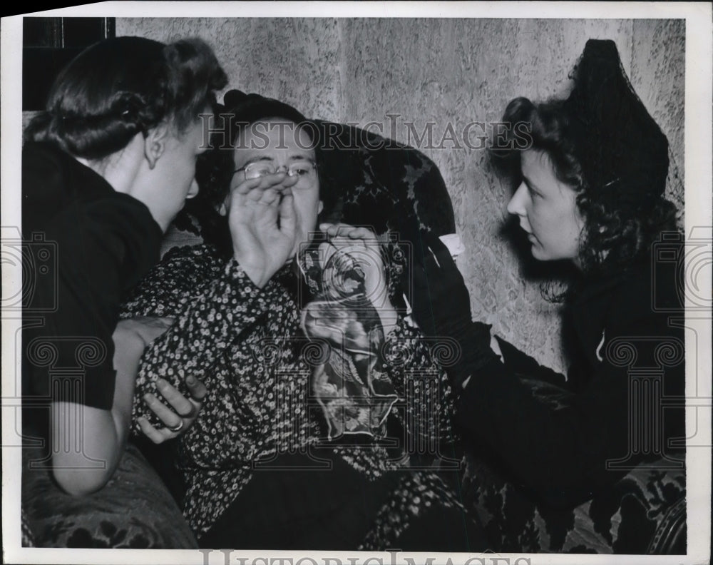 1941 Press Photo Slayer&#39;s Mother Mrs. Carl Karrasch, June Kluge, Constance Toft - Historic Images