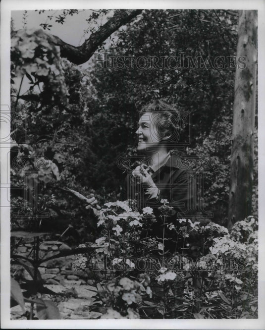 Press Photo Eva Gullienne in Garden of New Connecticut Home - Historic Images