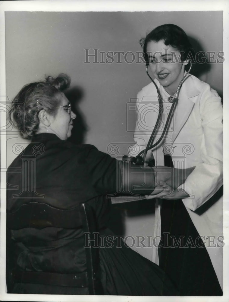 1958 Dr. Louise Wensel with a patient - Historic Images