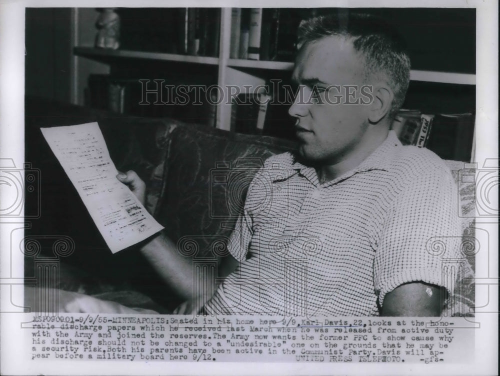 1955 Press Photo Karl Davis Reading Papers of Honorable Discharge from Army - Historic Images