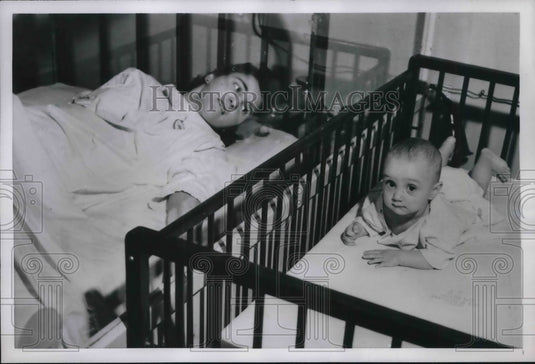 1952 Press Photo Mrs. Margaret Demeter Separated from Daughter Laura by Glass-Historic Images