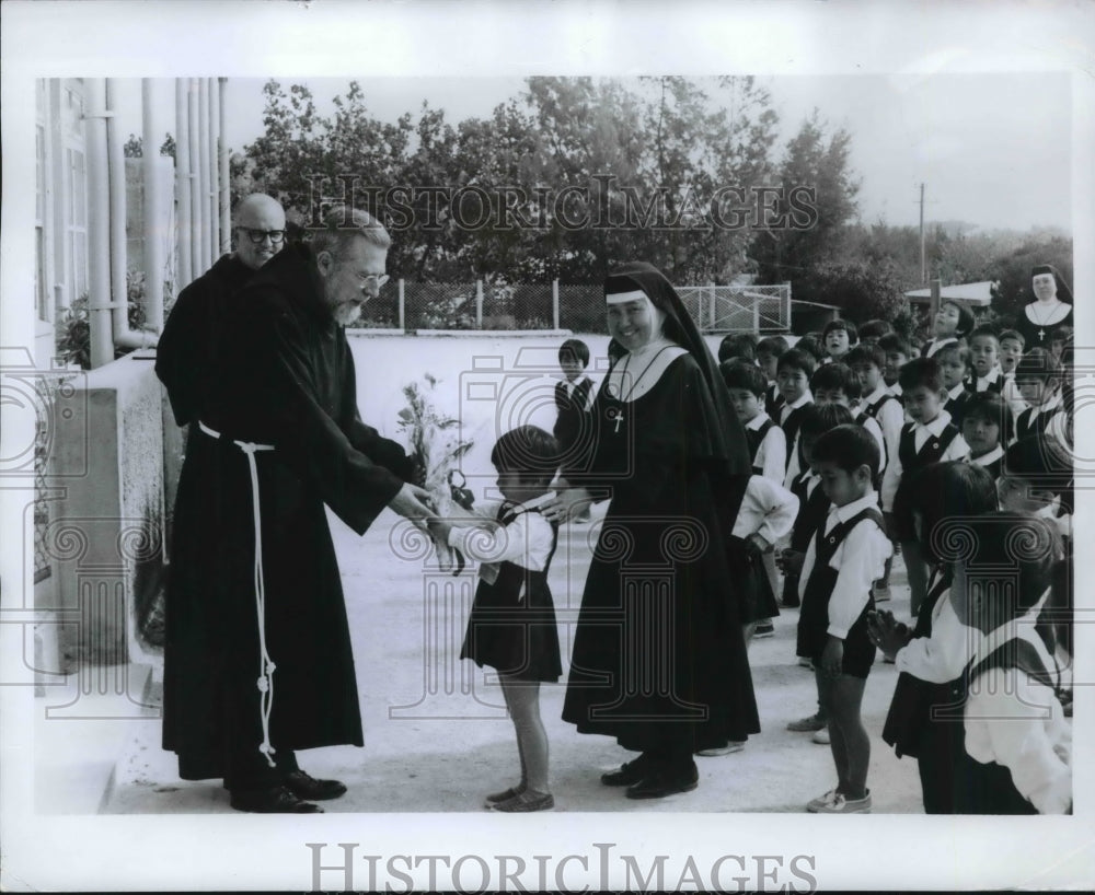 1969 Press Photo Rev. Adrian Holzmeister, Rev. Lucian Drew, Catholic Mission - Historic Images