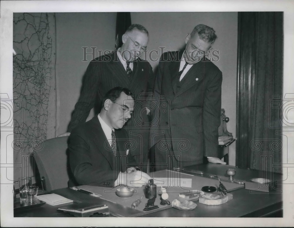 1945 Press Photo Gov.Thomas E.Dewey of N.Y. sign Aid Fund to open Bob Sled run.-Historic Images