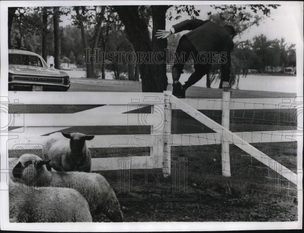1968 Press Photo Vice Pres. Hubert Humphrey jumped at the fence at Lake Waverly. - Historic Images