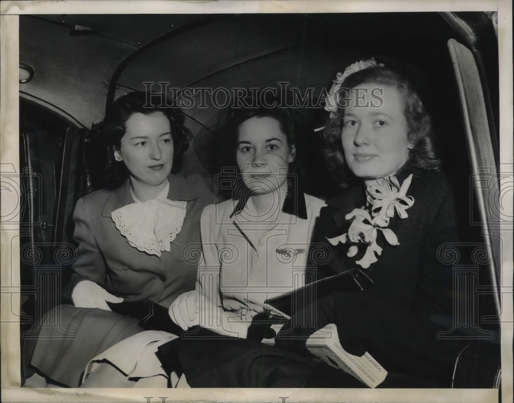 1944 Press Photo Mrs Barbara Johnson Welcomed by Other Pilots Wives- Historic Images