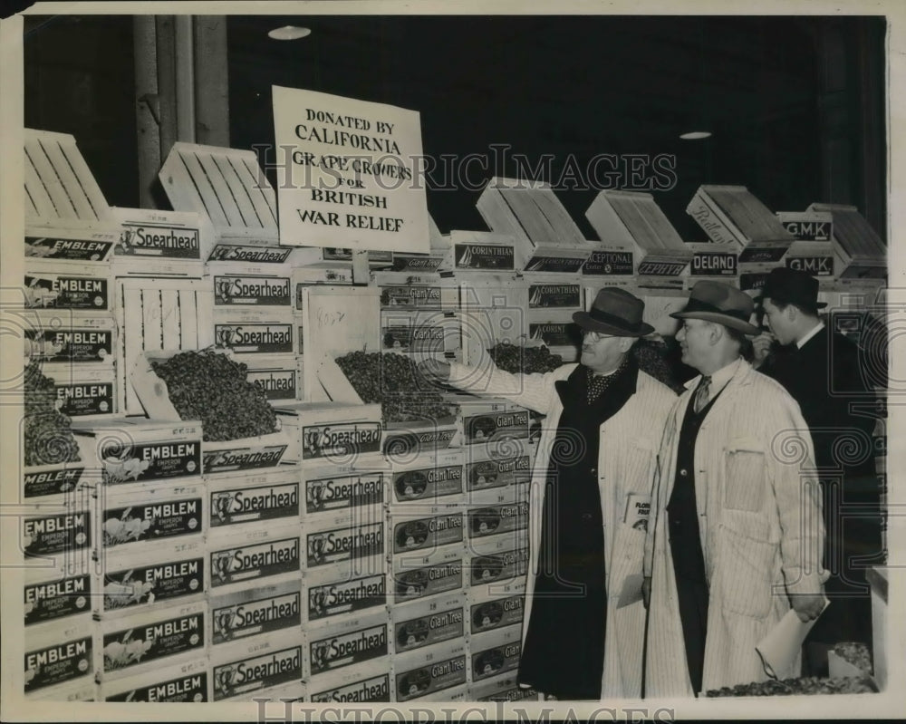 1940 Press Photo Auctioning of fruit at Pier 20 North River - Historic Images