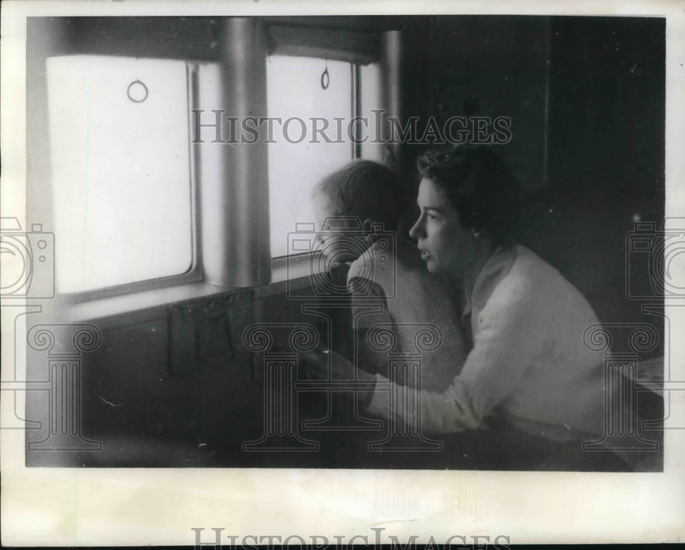 1940 Press Photo Mrs. W. L. Bond &amp; her son, the family of W. L. Bond, manager of - Historic Images