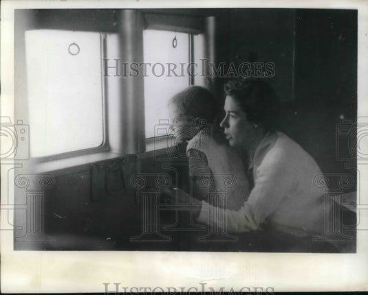 1940 Press Photo Mrs. W. L. Bond & her son, the family of W. L. Bond, manager of - Historic Images