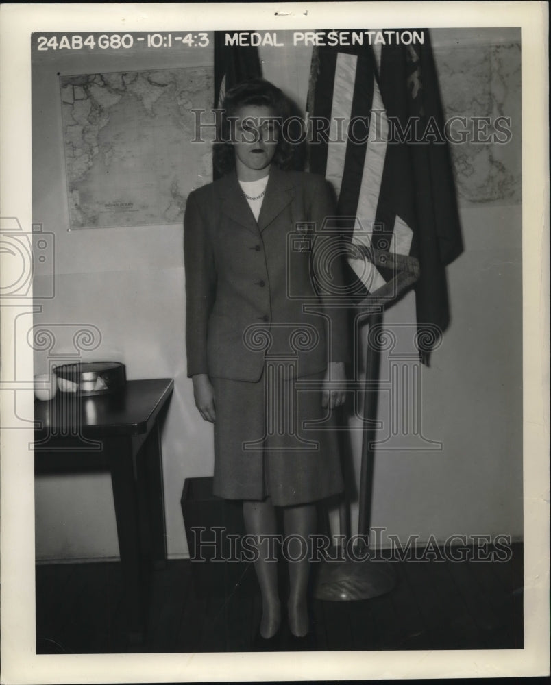 1944 Press Photo Lois Saxton Thompson, wife of Lt. Harold N. Thompson US Army - Historic Images