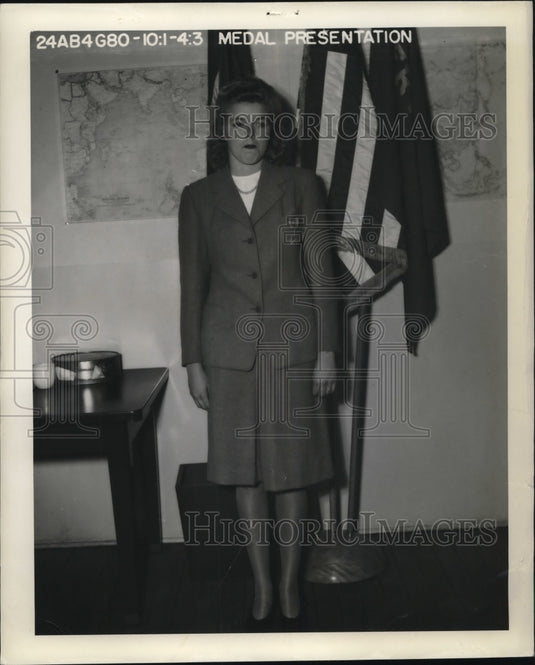 1944 Press Photo Lois Saxton Thompson, wife of Lt. Harold N. Thompson US Army - Historic Images