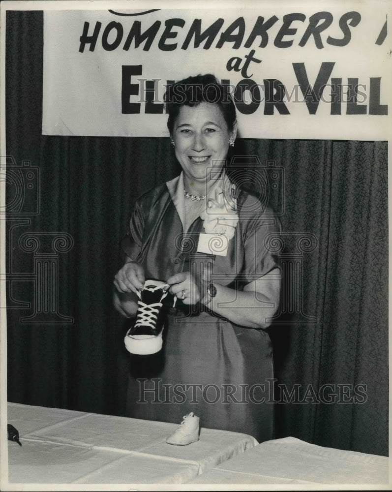 1958 Press Photo Mrs. Joe DeLisi of San Antonio, Texas - Historic Images