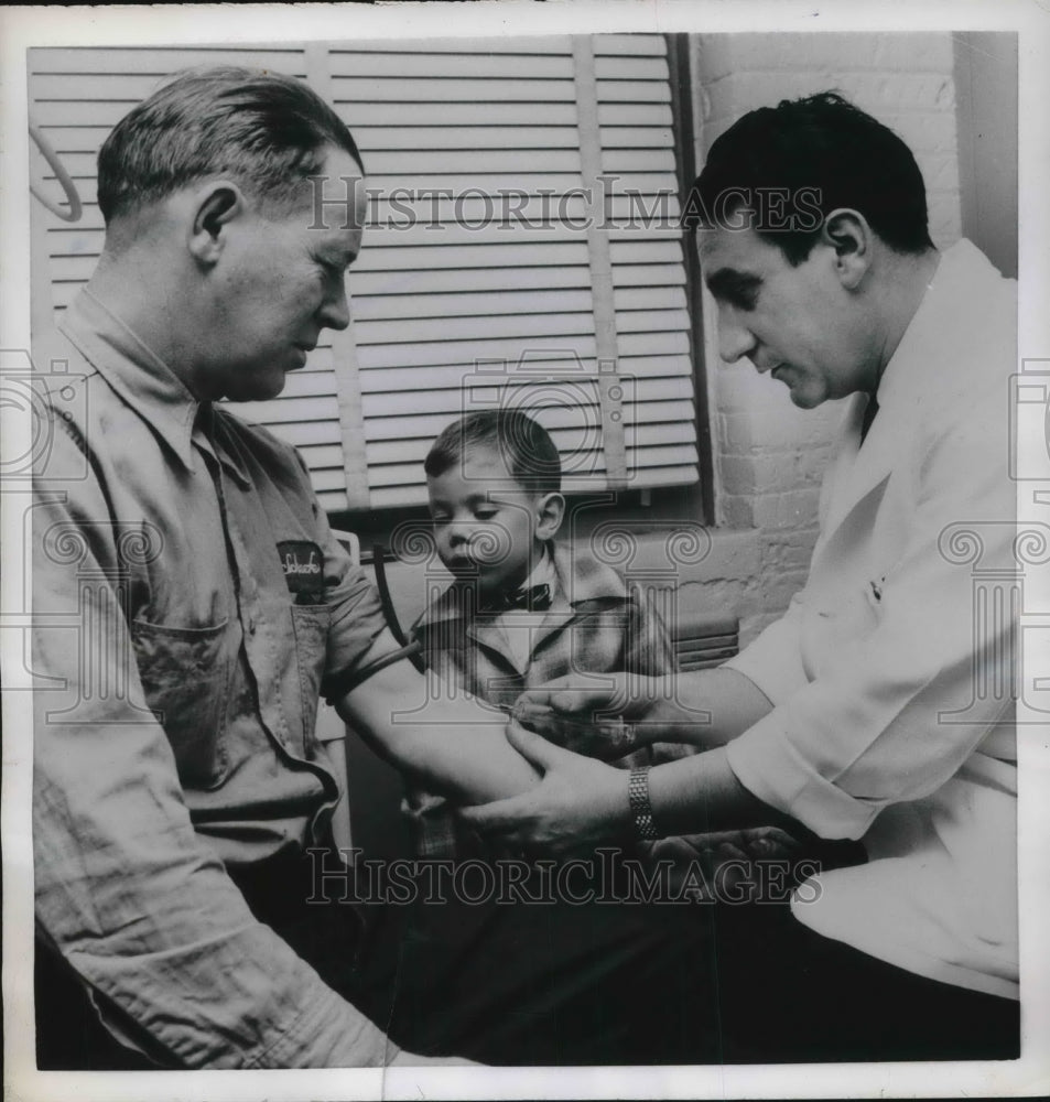 1955 Press Photo Frank De Tarsio Age 5, Dad Daniel Giving Blood - Historic Images